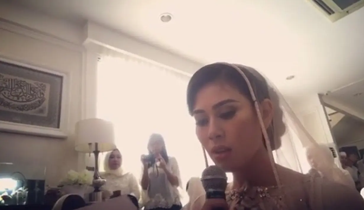 Di akun Instagram kakanda, Raffi Ahmad, terlihat video singkat saat Syahnaz meminta maaf dan memohon restu kepada ibu dan kakak lelakinya. Seperti yang diketahui bahwa sang ayah telah meninggal dunia sejak lama. (Instagram)