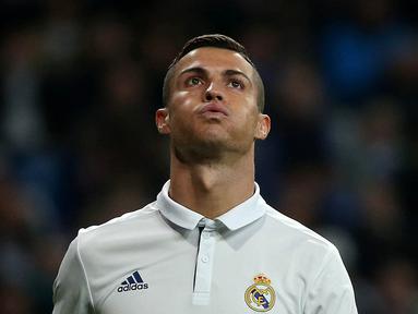Bintang Real Madrid, Cristiano Ronaldo, usai melawan Dortmund pada laga Liga Champions di Stadion Santiago Bernabeu, Spanyol, Kamis (7/12/2016). Kedua klub bermain imbang 2-2. (Reuters/Juan Medina)