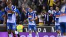Pemain Espanyol, Oscar Melendo (tengah) merayakan golnya ke gawang Barcelona pada laga Cpa Del Rey di RCDE Stadium, Cornella de Llobregat, (17/1/2018). Barcelona kalah 0-1. (AFP/Josep Lago)