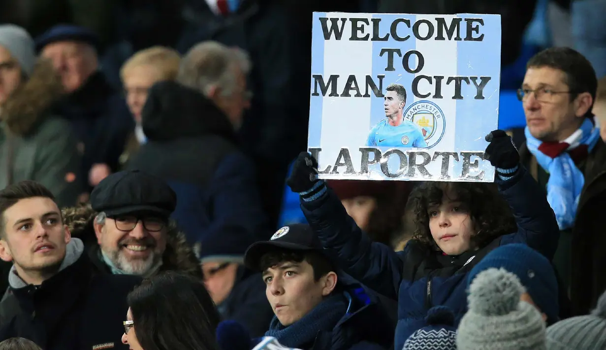 Seorang anak membentangkan poster selamat datang Aymeric Laporte saat pertandingan melawan West Bromwich Albion's di Liga Inggris di Stadion Etihad, (31/1). Laporte dikontrak City  57 juta poundsterling (Rp 949 miliar). (AFP Photo/Lindsay Parnaby)