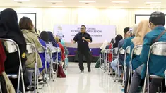 Redpel Liputan6.com Gabriel Abdi Susanto menjadi pembicara dalam Emtek Goes To Campus di kampus UGM, Yogyakarta, Selasa (16/10). EGTC 2018 juga menghadirkan kompetisi news presenter, inspiring sharing dan entertainment talk. (Liputan6.com/Herman Zakharia)