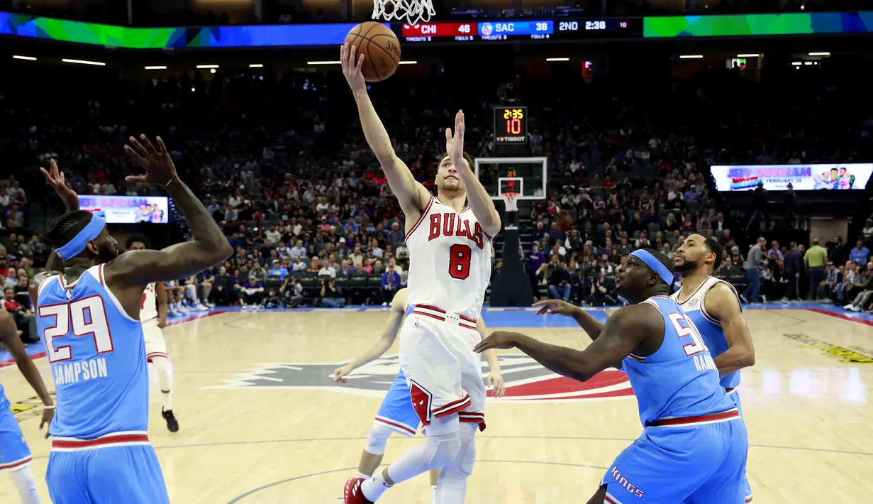 Aksi pemain Chicago Bulls, Zach LaVine (tangah) mencetak poin saat melawan Sacramento Kings pada lanjutan NBA basketball game di Golden 1 Center, Sacramento, (5/2/2018). Kings menang  104-98. (AP/Rich Pedroncelli)