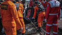 Petugas Basarnas membawa kantung jenazah terkait jatuhnya pesawat Lion Air JT 610 di Posko Evakuasi, Tanjung Priok, Jakarta, Senin (29/10). Pesawat teregistrasi dengan PK-LQP dan berjenis Boeing 737 MAX 8. (Liputan6.com/Faizal Fanani)