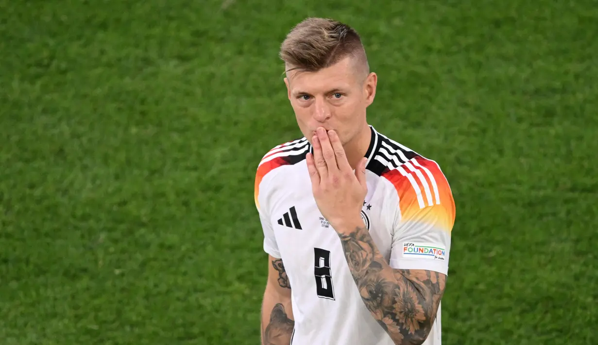 Toni Kroos pensiun setelah Jerman menelan kekalahan di perempat final Piala Eropa melawan Spanyol. Kroos memenangkan La Liga dan Liga Champions pada musim terakhirnya di Real Madrid. Akan tetapi, kesuksesan itu tidak menular saat Kroos membela Jerman di Euro 2024. (Kirill KUDRYAVTSEV / AFP)