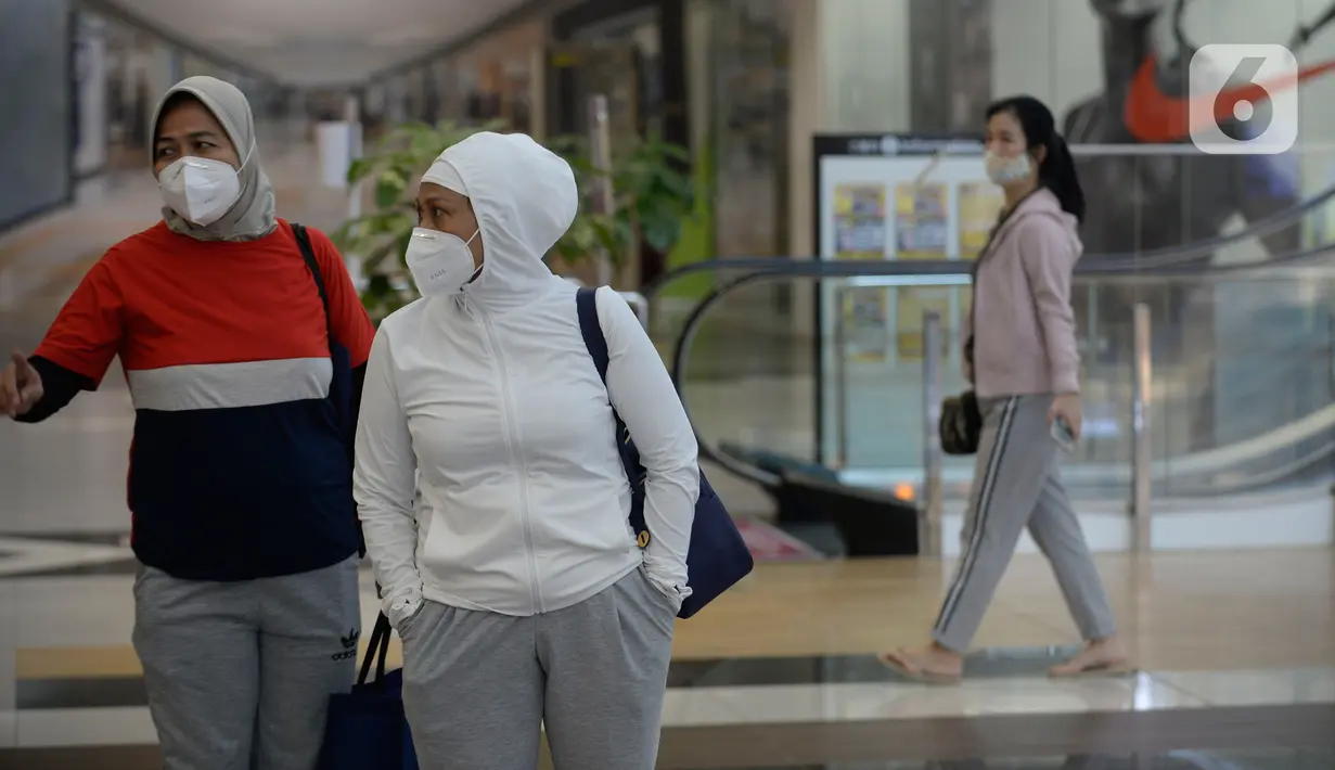Pengunjung berjalan di AEON Mall setelah kembali dibuka untuk umum di BSD City, Kabupaten Tangerang, Banten, Kamis (13/8/2020). Aeon Mall  BSD City kembali dibuka, Kamis (13/8) pagi setelah bersama Pemkab Tangerang melakukan kegiatan sterilisasi dan disinfeksi. (merdeka.com/Dwi Narwoko)