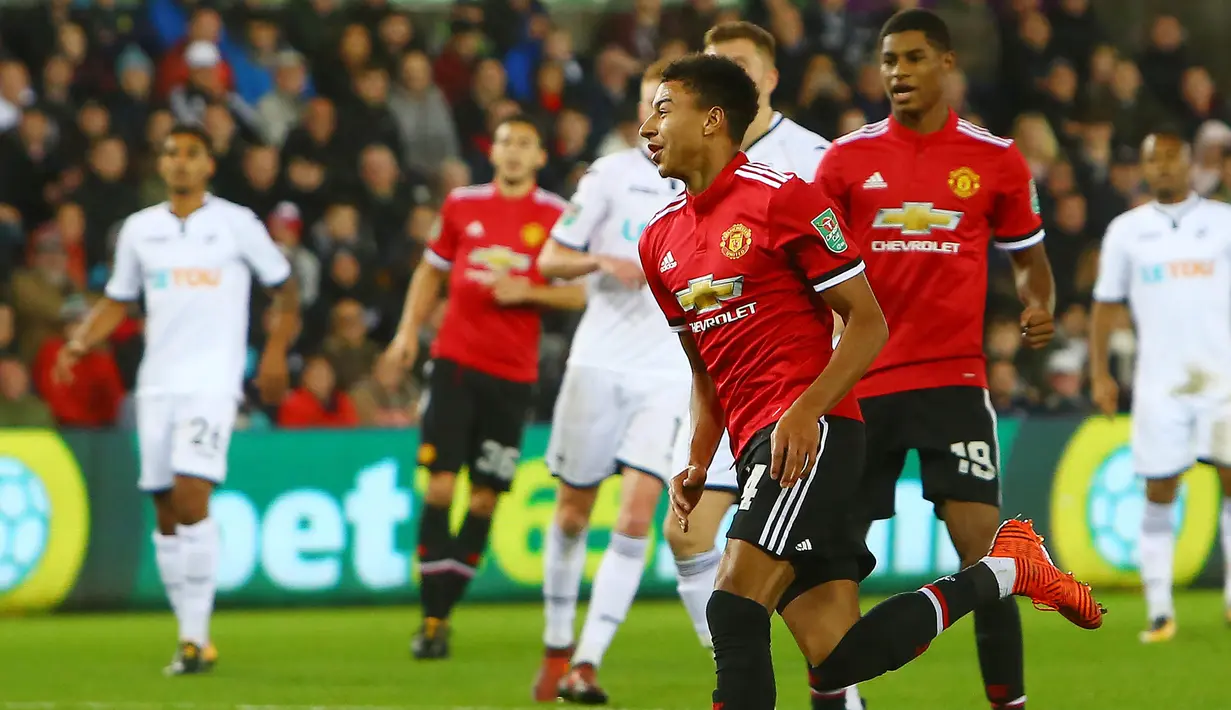 Gelandang Manchester United, Jesse Lingard, melakukan selebrasi usai cetak gol ke gawang Swansea City pada laga Piala Liga Inggris di Stadion Liberty, Swansea, Selasa (24/10/2017). Manchester United menang 2-0 atas Swansea City. (AFP/Geoff Caddick)