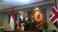 Penandatanganan MoU on Cyber Security Cooperation oleh Kepala Badan Siber dan Sandi Negara (BSSN RI) dan Menteri Muda Inggris Urusan Asia Pasifik di Jakarta (Liputan6.com/Teddy Tri Setio Berty)