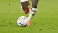 Gelandang Amerika Serikat, Yunus Musah membawa bola saat bertanding melawan Wales pada pertandingan grup B Piala Dunia 2022 Qatar di Stadion Ahmad Bin Ali di Doha, Qatar, Selasa (22/11/2022). Amerika Serikat bermain imbang dengan Wales dengan skor 1-1. (AP Photo/Darko Vojinovic)