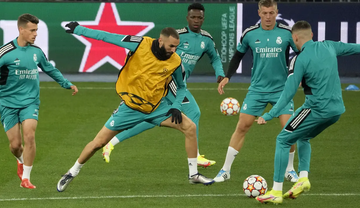 Penyerang Real Madrid, Karim Benzema bersama rekan satu timnya mengikuti sesi latihan di Stadion Olimpiyskiy di Kyiv, Ukraina, Senin (18/10/2021). Real Madrid akan bertanding melawan Shakhtar Donetsk pada Grup D Liga Champions di NSC Olimpyskiy. (AP Photo/Efrem Lukatsky)