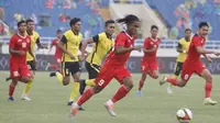 Timnas Sepak Bola Indonesia bertanding melawan Malaysia pada laga perebutan medali perunggu SEA Games 2021 Vietnam di Stadion My Dinh, Hanoi, Vietnam, Minggu (22/5/2022). (dok. NOC Indonesia/Naif Al&rsquo;As)