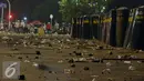 Ceceran batu bergeletakan di Silang Barat Laut Monas usai terjadi bentrokan antara polisi dengan massa aksi, Jakarta, Jumat (4/11). Saat terjadi bentrokan, beberapa kali terlihat tembakan gas air mata. (Liputan6.com/Helmi Fithriansyah)