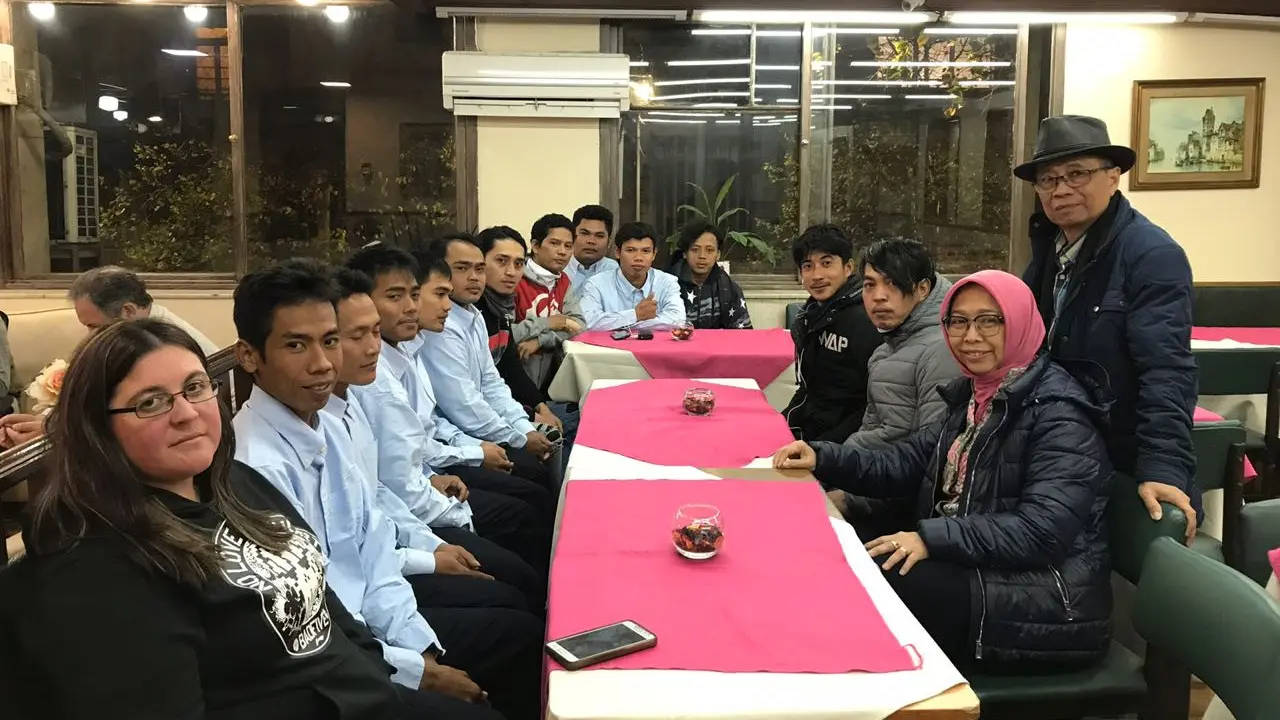(kiri) Para ABK WNI yang selamat dalam insiden kapal nelayan yang tenggelam di Samudera Atlantik dekat Argentina (sumber: KBRI Buenos Aires)