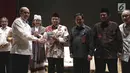 Ketua Umum Nawacita Jokowi, Mas Raden Suryo Admanto memberikan buku kepada Ketua Umum PBNU Said Aqil Siradj saat peluncuran buku tiga tahun Jokowi di Perpustakaan Nasional, Jakarta, Senin (6/11). (Liputan6.com/Faizal Fanani)