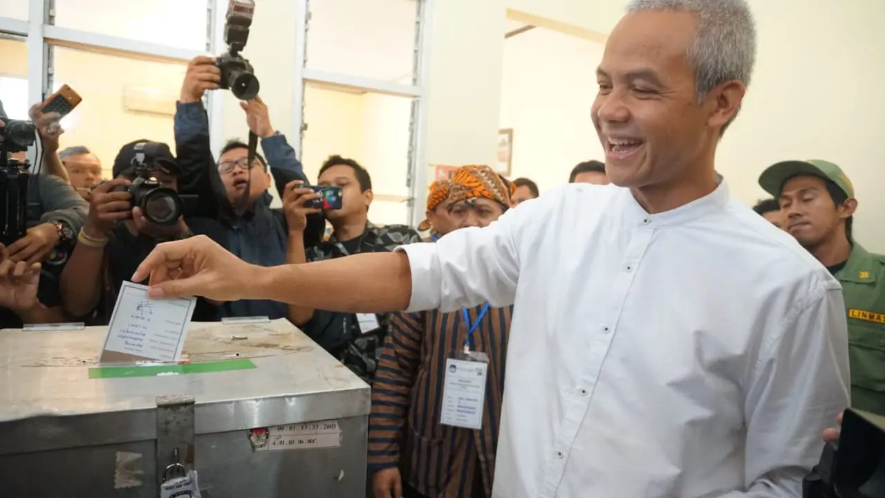 Calon Gubernur Jawa Tengah Ganjar Pranowo dan istri Nyoblos di TPS 2