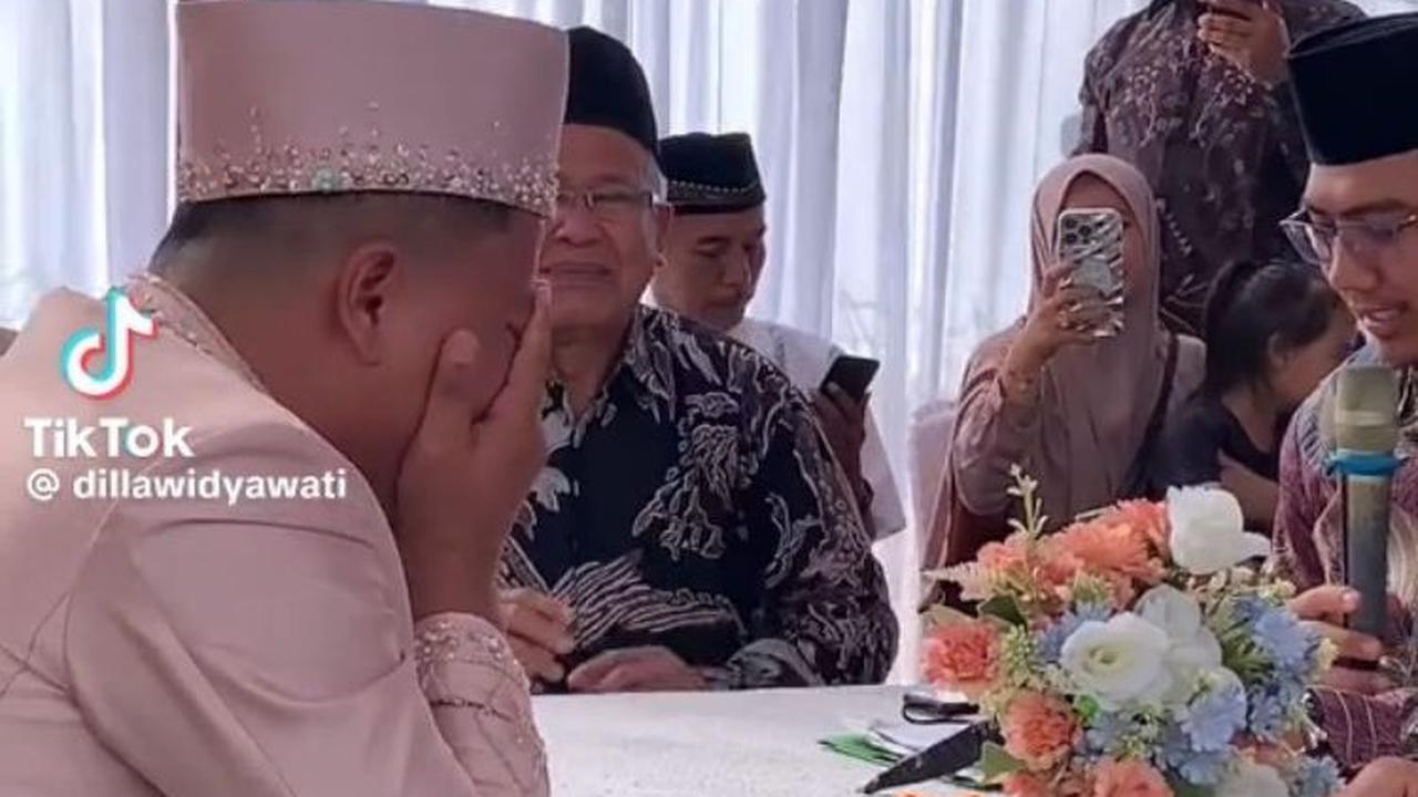 "Perjuangan 15,5 tahun finally berlabuh di akad nikah. MashaAllah," tulisnya dalam caption.