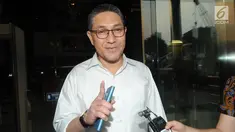Ekspresi anggota Komisi XI DPR Sukiman usai menjalani pemeriksaan di Gedung KPK, Jakarta, Senin (22/7/2019). Tersangka dugaan suap pengurusan anggaran Kabupaten Pegunungan Arfak ini diperiksa sebagai saksi untuk tersangka Plt Kadis PUPR Pegunungan Arfak Natan Pasomba. (merdeka.com/Dwi Narwoko)