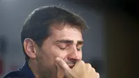 MENGHARUKAN - Iker Casillas berurai air mata saat menyampaikan salam perpisahannya. (Reuters/Andrea Comas)