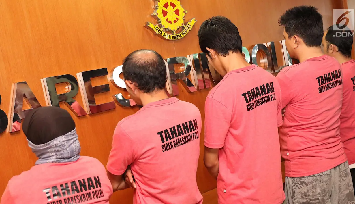 Anggota The Family Muslim Cyber Army diperlihatkan di Dittipid Siber Bareskrim Polri, Jakarta (28/2). Enam tersangka, satu di antaranya wanita ditangkap karena menyebarkan berita bohong yang meliputi kebangkitan PKI. (Liputan6.com/Immanuel Antonius)