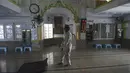 Seorang anak laki-laki membersihkan masjid menjelang Ramadan di Karachi, Pakistan pada Sabtu (10/4/2021). Kegiatan membersihkan masjid tersebut  untuk menyambut datangnya bulan suci Ramadan 1442 H. (Rizwan TABASSUM / AFP)