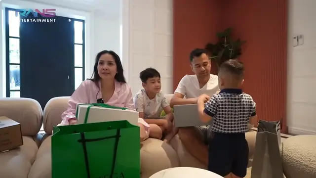 Raffi Ahmad dan Nagita Slavina membuka kado dari Rafathar dan Rayyanza. [Foto: YouTube/RANS Entertainment]