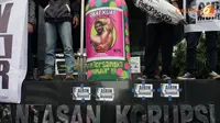 Desak Periksa Airin, Demonstran Beri Pil Kuat untuk KPK