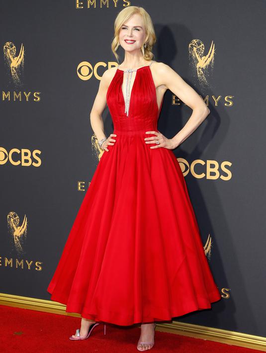 Aktris Nicole Kidman berpose di karpet merah ajang penghargaan Emmy Awards 2017 di Los Angeles, Minggu (17/9). Dari semua item yang dipakainya, Nicole terlihat sangat sempurna kecuali dengan tampilan sandalnya. (Danny Moloshok/AP Images)