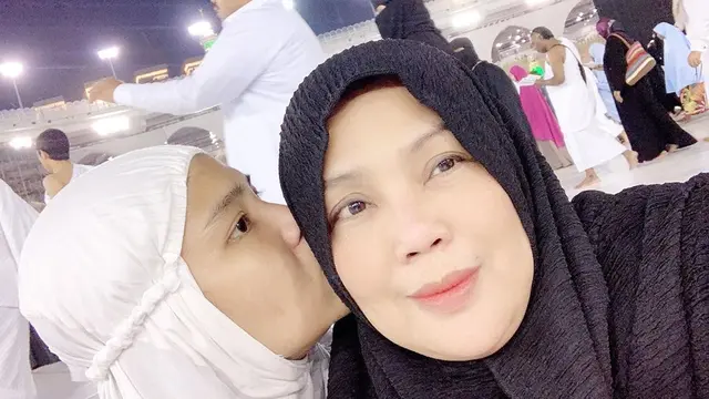 Bak Pinang di Belah Dua, Ini 6 Potret Rosa Meldianti dan Ibunda