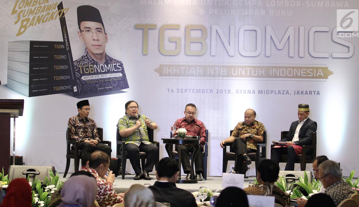 Menteri PPN/ Bappenas Bambang Brodjonegoro (kedua kiri) memberi sambutan pada acara penggalangan dana untuk Lombok-Sumbawa dan peluncuran buku TGBNomics di Jakarta, Jumat (14/9). (Liputan6.com/Herman Zakharia)