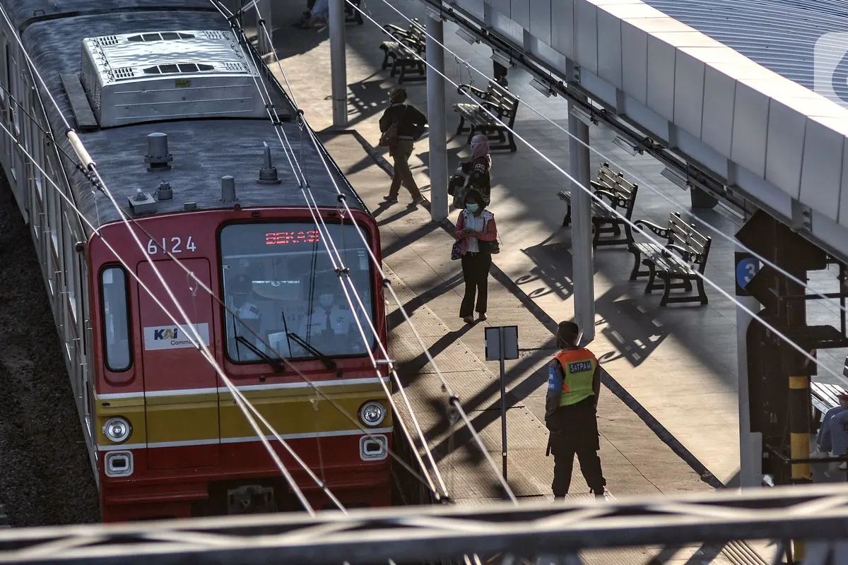 FOTO: PPKM Level 4, Jumlah Penumpang KRL Naik 25 Persen