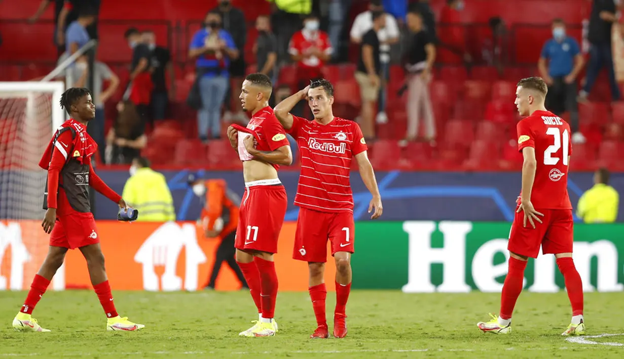 Reaksi para pemain Salzburg pada akhir laga melawan Sevilla pada pertandingan Grup G Liga Champions di Stadion Ramon Sanches Pizjuan, Seville, Spanyol, Selasa (14/9/2021). Pertandingan berakhir dengan skor 1-1. (AP Photo/Angel Fernandez)