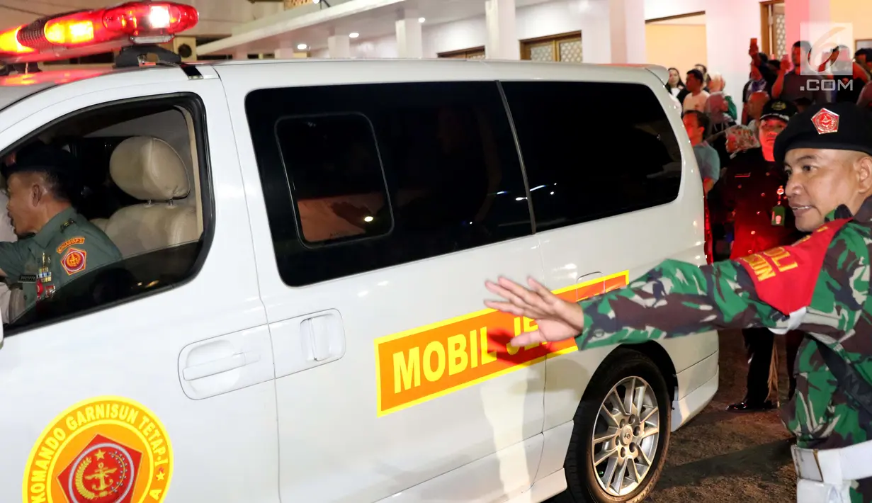 Mobil membawa peti jenazah Presiden RI ke-3 BJ Habibie di Rumah Duka RSPAD, Jakarta, Rabu (11/9/2019). Peti jenazah BJ Habibie diselimuti bendera Merah Putih dan ditandu hingga masuk ke mobil jenazah menuju rumah duka Patra Kuningan. (Liputan6.com/Helmi Fithriansyah)