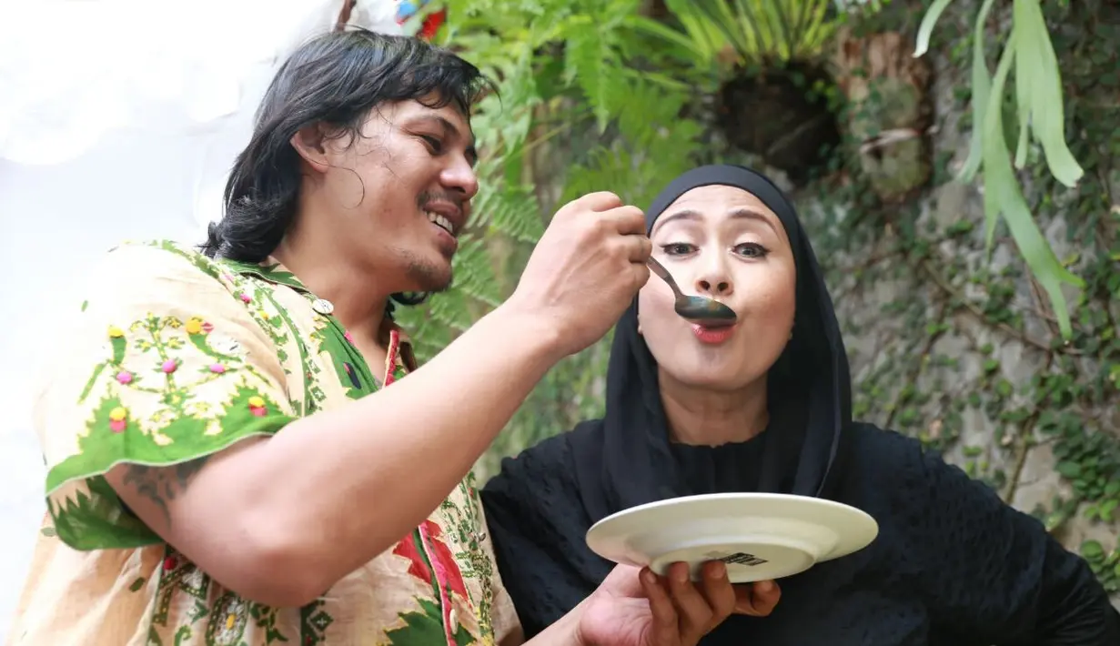 Lamaran diterima, lantas disekolahkan ke IKJ. Tapi saat itu, Mayky hanya mengambil jurusan hingga D3. Lantaran suatu hal, Mayky tidak jadi penulis. Ia masih setia mendampingi Ria mengurusi segala keperluannya. (Adrian Putra/Bintang.com)