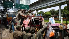 Petugas Satpol PP menertibkan lapak pedagang kaki lima (PKL) di pinggir jalan Kawasan Palmerah, Jakarta, Senin (17/10). Aktifitas ini dilakukan guna membuat jera  pedagang  yang nakal dan tetap nekat berjualan di Bahu jalan. (Liputan6.com/Johan Tallo)