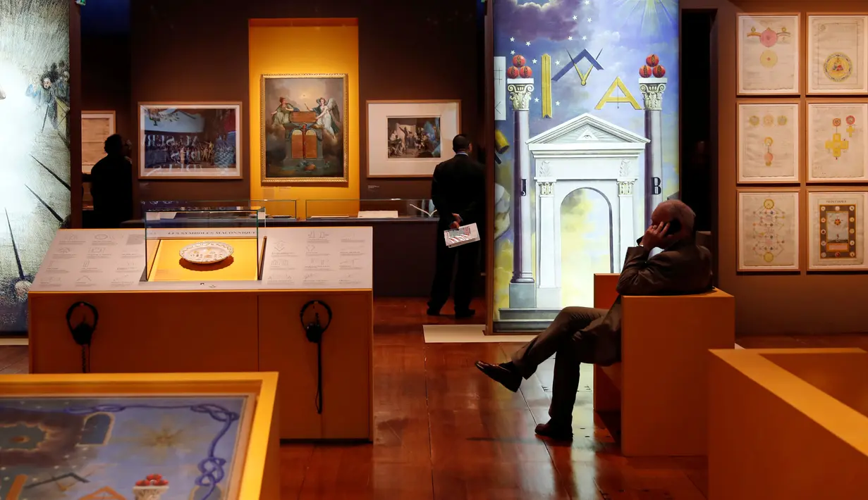 Pengunjung saat melihat pameran "La franc-maconnerie" (Freemasonry) di Perpustakaan Nasional Perancis (BnF), Paris, (11/4).Di tempat ini terdapat berbagai bukti adanya organisai gelap Freemasonry. (REUTERS / Benoit Tessier)