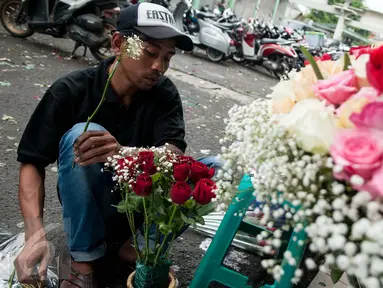 Pekerja merangkai bunga mawar di Pasar Bunga Rawa Belong, Jakarta, Selasa (14/2). Harga mawar saat Hari Valentine naik dua hingga tiga kali lipat, untuk bunga lokal yang biasanya dijual 25 ribu seikat menjadi 50 ribu seikat. (Liputan6.com/Gempur M Surya)