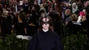 Seorang model membawakan rancangan Christian Dior untuk koleksi spring/summer 2017 di Musee Rodin, Paris, Senin (23/1). Di awal pertunjukkan, variasi busana serba hitam dengan potongan maskulin mendominasi sekuen pertama. (FRANCOIS Guillot/AFP)