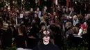 Seorang model membawakan rancangan Christian Dior untuk koleksi spring/summer 2017 di Musee Rodin, Paris, Senin (23/1). Di awal pertunjukkan, variasi busana serba hitam dengan potongan maskulin mendominasi sekuen pertama. (FRANCOIS Guillot/AFP)