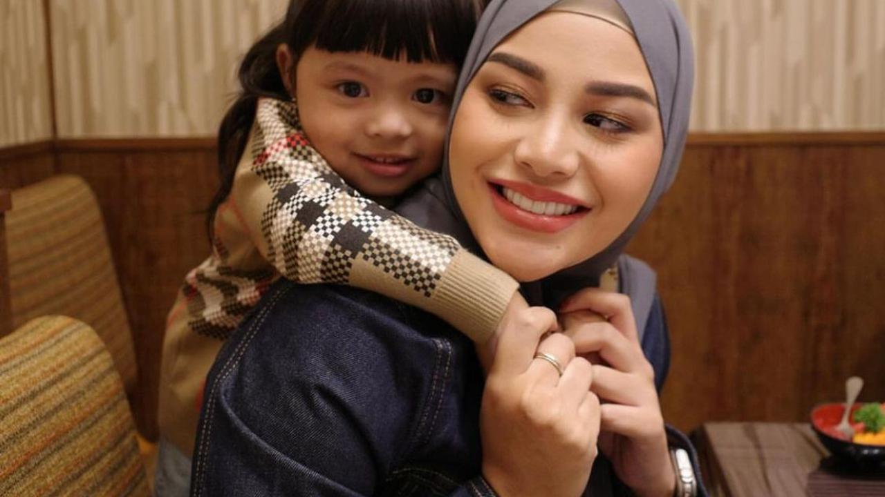 7 Potret Momen Artis Sebagai Mama Muda: Tetap Glowing Meski Sibuk
