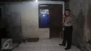 Polisi menggeledah rumah MA, terduga teroris Thamrin di Kampung Sanggrahan RT 02 RW 03, Kembangan, Jakbar, Jumat (15/1/2016). Polisi juga menggeledah rumah DI pelaku bom bunuh diri yang tidak jauh dari lokasi tempat tinggal MA. (Liputan6.com/Angga Yuniar)