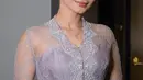 Tatanan rambut hasil karya Picaleva menambah kesempurnaan penampilan Enzy. Rambutnya ditata dalam gaya sanggul modern yang rapi dan elegan. [@enzystoria/@philipekarunia].