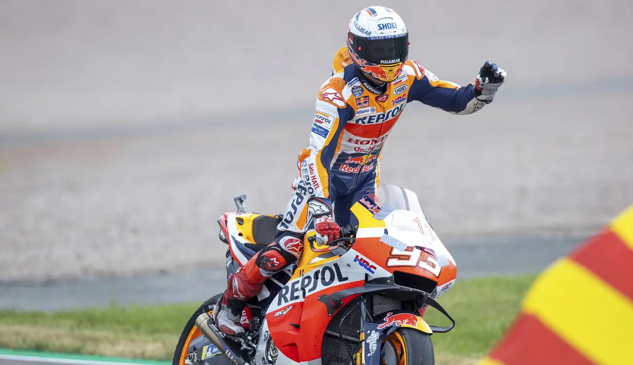 Pembalap Marc Marquez melakukan selebrasi usai memenangkan balapan MotoGP di Sirkuit Sachsenring, Hohenstein-Ernstthal, Jerman, Minggu (20/6/2021). Marc Marquez mempertegas status sebagai raja Sachsenring usai memenangkan MotoGP Jerman 2021. (Jens Buettner/dpa via AP)