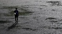 Suasana Stadion H Agus Salim Padang terendam air setelah diguyur hujan deras, Sabtu, (17/1/2014).  (Liputan6.com/Johan Tallo)