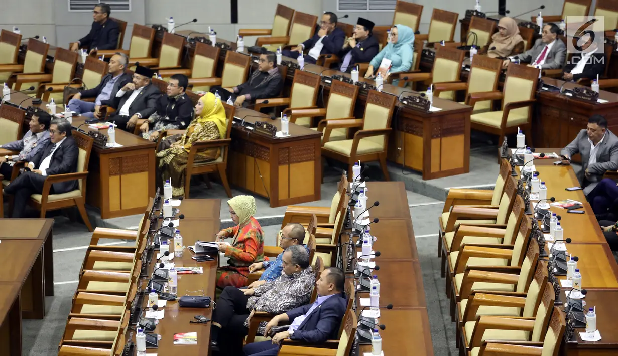 Sejumlah anggota DPR saat hadir dalam Rapat Paripurna di Kompleks Parlemen, Jakarta, Kamis (29/8/2019). Rapat Paripurna beragendakan pidato Ketua DPR Bambang Soesatyo dalam rangka HUT ke-74 DPR. (Liputan6.com/JohanTallo)