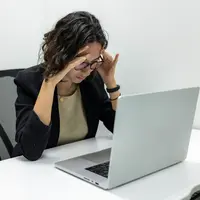 Sindrom impostor bisa membuat seseorang mulai mempertanyakan apakah benar-benar pantas mendapatkan posisi, pencapaian atau apresiasi yang telah diraih. (Foto/dok: Pexels/Resume Genius)