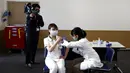 Seorang pekerja medis menerima dosis vaksin virus corona COVID-19 di Tokyo Medical Center, Tokyo, Jepang, Rabu (17/2/2021). Jepang memulai kampanye vaksinasi COVID-19 dengan suntikan COVID-19 pertama diberikan kepada petugas kesehatan. (Behrouz Mehri/Pool Photo via AP)