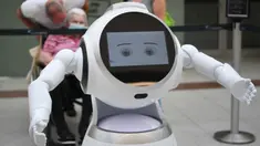 Para pengunjung mengamati sebuah robot pintar yang menjelaskan tentang langkah-langkah pencegahan COVID-19 di sebuah pusat perbelanjaan di Frankfurt, Jerman, pada 12 September 2020. (Xinhua/Lu Yang)