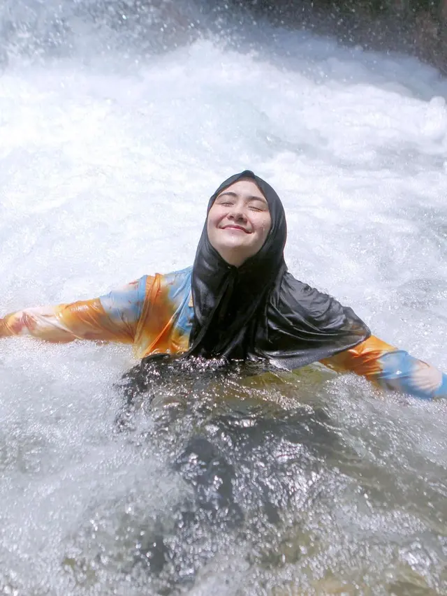 Potret Seru Liburan Ryana Dea dan Syahnaz Sadiqah di Curug. (Sumber: Instagram/ryana_dea)