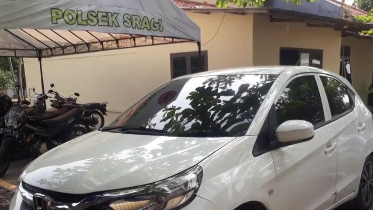 Dari rekaman video, terlihat petugas Lantas hampir saja menjadi korban ditabrak mobil yang nekat menerobos ke arah Pemalang.&nbsp;
