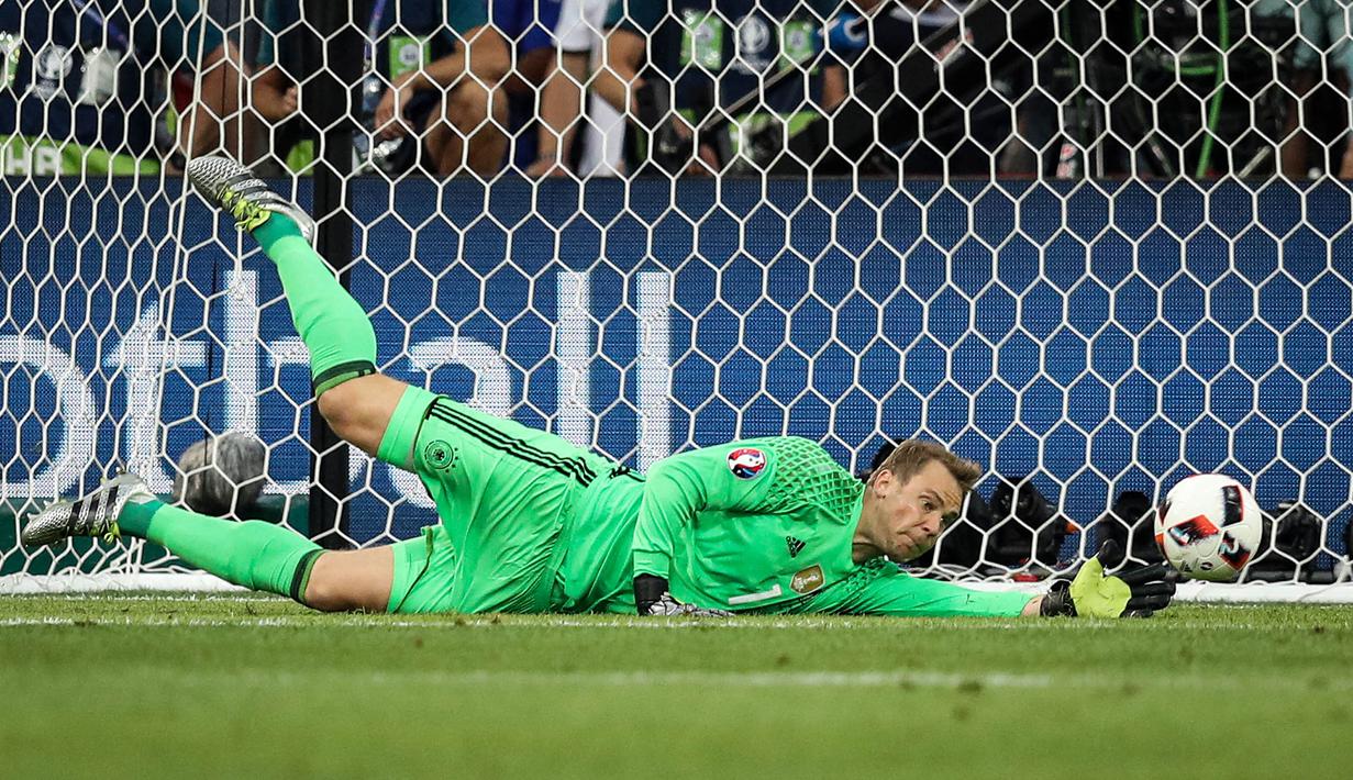 Manuel Neuer - Pemain yang berumur 35 tahun ini masih dipercaya oleh Joachim Low menjadi penjaga gawang tim yang berjuluk Der Panzer itu. Ia menyingkirkan nama-nama seperti Kevin Trapp, Marc-Andre ter Stegen, dan masih banyak lagi. (Foto: AFP/Valery Hache)