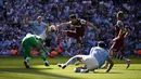 Striker Manchester City, Erling Haaland (kiri) berusaha mencetak gol ke gawang West Ham United pada laga pekan terakhir Liga Inggris 2023/2024 di Etihad Stadium, Manchester, Minggu (19/5/2024). (AP Photo/Dave Thompson)